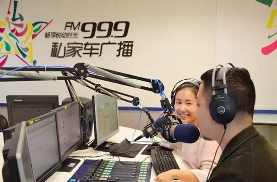 美女嘉賓來做客直播間，麥姐看莫非的眼神，嘖嘖，愛一個人是什么感覺？