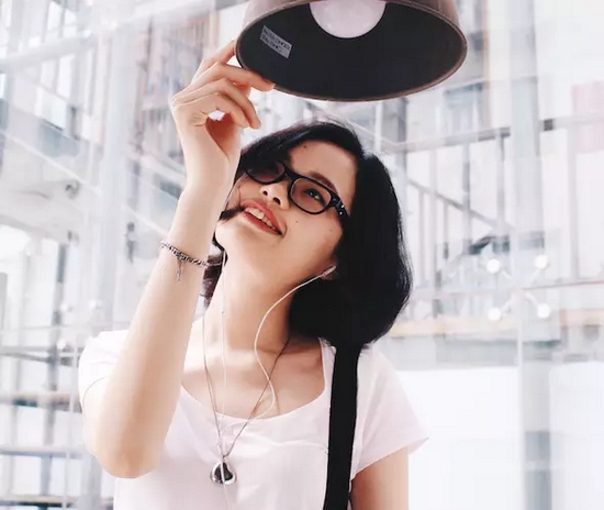 當(dāng)然，怎么能少的了美女出鏡？