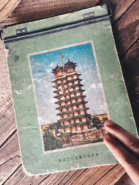 我們撫摸著鄭州的歷史，從中了解它的厚度。