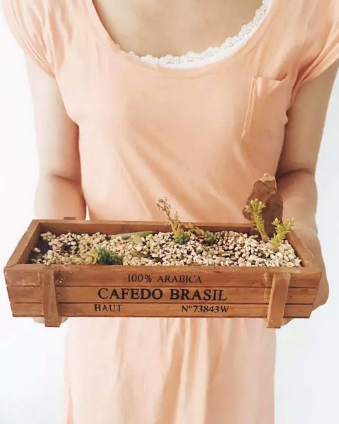 我們同時(shí)也在撫摸著希望，從中了解鄭州的生命張力。