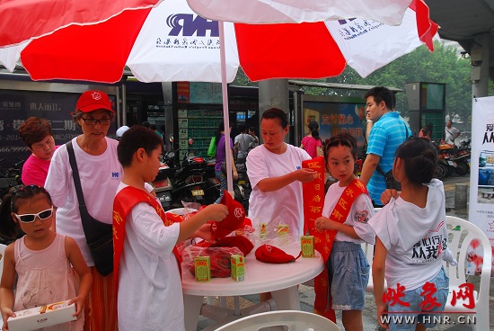 參加義賣活動(dòng)的小學(xué)師生們做準(zhǔn)備工作 參加義賣活動(dòng)的小學(xué)師生們做準(zhǔn)備工作