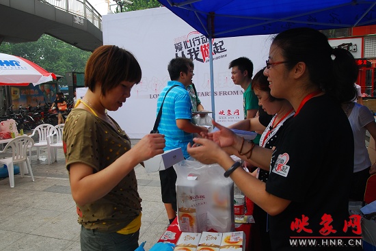 愛心義賣活動(dòng)進(jìn)行中 愛心義賣活動(dòng)進(jìn)行中