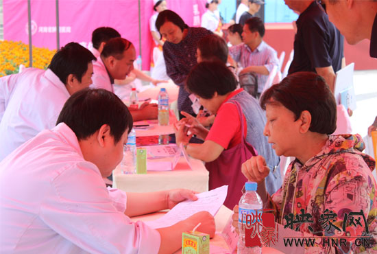 醫(yī)生們正為市民義診 醫(yī)生們正為市民義診