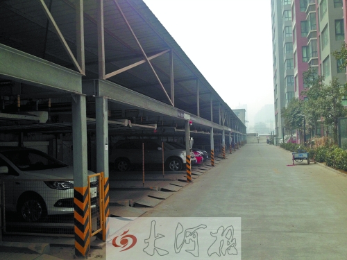 中原區(qū)新禧園小區(qū)，靠著圍墻的空地，建成兩層立體車庫(kù)。