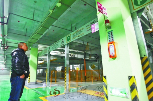 翰林世家小區(qū)的地下車庫(kù)，一層改造成兩層，可多停放50輛車。