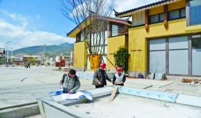 　　別墅工地，工人正在施工。