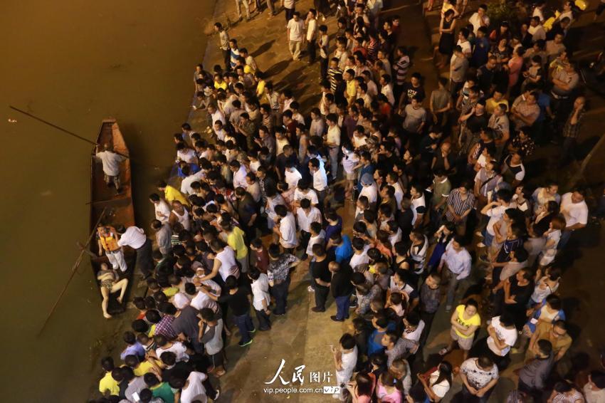 6月4日晚，湖南省婁底市二大橋跳河自殺的女子遺體被打撈上來(lái)。