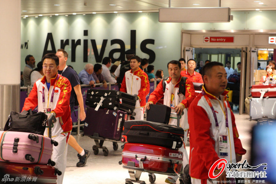 中國(guó)奧運(yùn)代表團(tuán)抵達(dá)倫敦 中國(guó)奧運(yùn)代表團(tuán)抵達(dá)倫敦