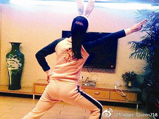 艦載機起飛手勢引發(fā)模仿熱潮 艦載機起飛手勢引發(fā)模仿熱潮