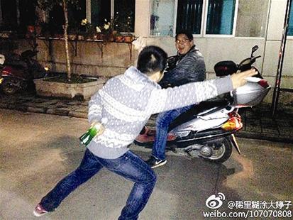 艦載機起飛手勢引發(fā)模仿熱潮 艦載機起飛手勢引發(fā)模仿熱潮