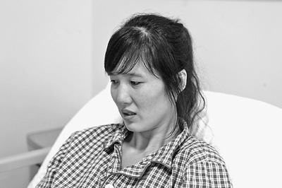 郭萍先做完手術(shù)的左腳剛剛拆線(xiàn)，但還打著石膏，鋼釘也尚未取出