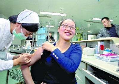 昨日，向雪敏在同濟(jì)醫(yī)院血液科病房打動員劑，丈夫陳武右在身后注視著妻子 記者傅克強(qiáng)