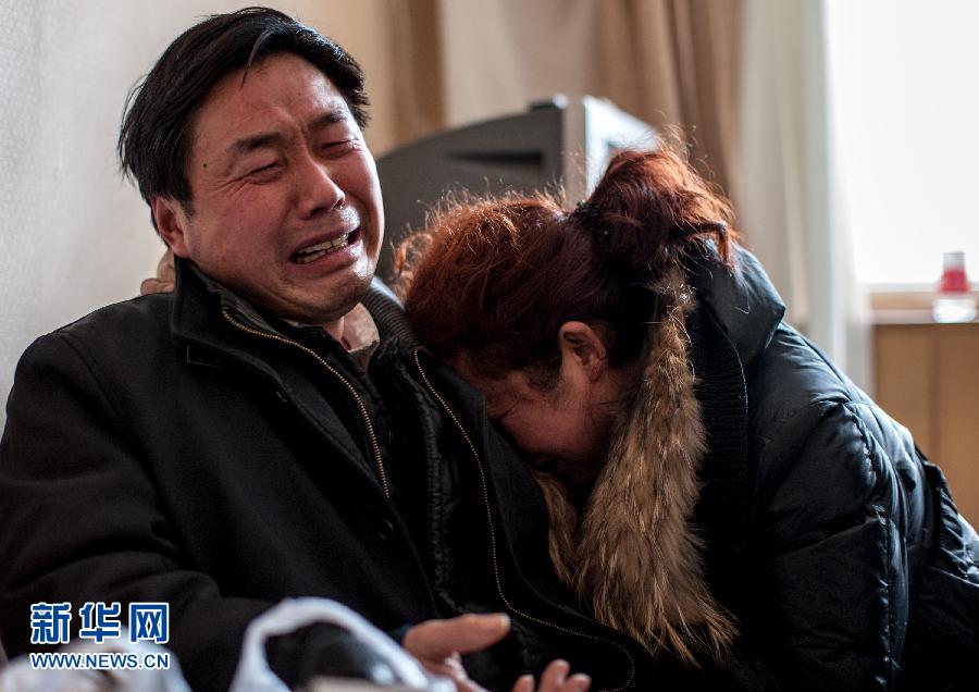 2月5日，遇難大學(xué)生郭培（化名）的父母抱頭痛哭。