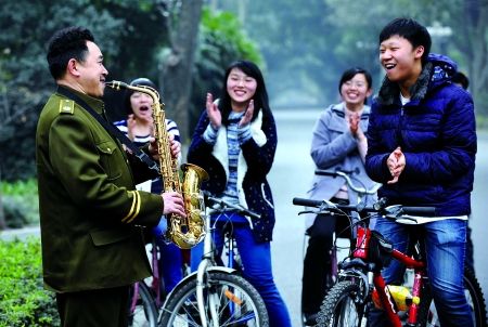 自學三種樂器，大學保安哥夢想開音樂會