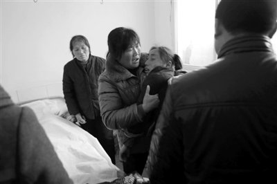 　　2月28日，薛集鎮(zhèn)秦集衛(wèi)生院一房間內(nèi)，親屬在勸哭泣的遇難者張晴的母親。