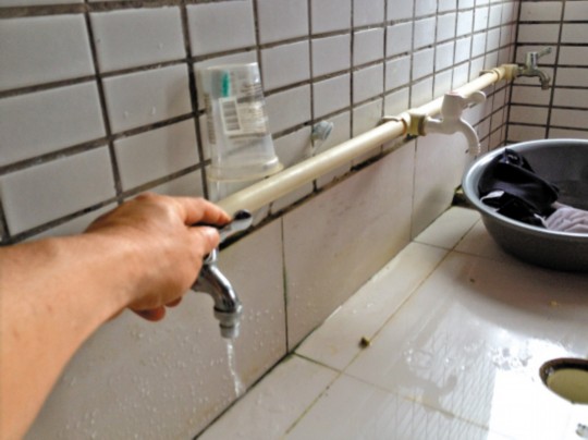 宿舍沒水學生接雨水洗澡？學校稱是學生惡作劇