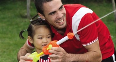 登封3歲女娃會(huì)說兩國(guó)話 每天聽兩個(gè)小時(shí)法語 登封3歲女娃會(huì)說兩國(guó)話 每天聽兩個(gè)小時(shí)法語