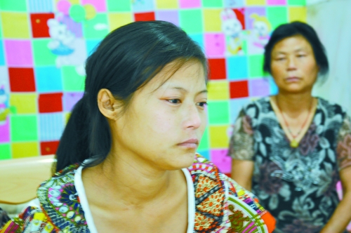 王學(xué)鳳望著女兒，一言不發(fā)