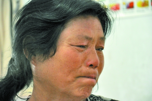 談及女兒的病情，王學(xué)鳳不禁哭了出來