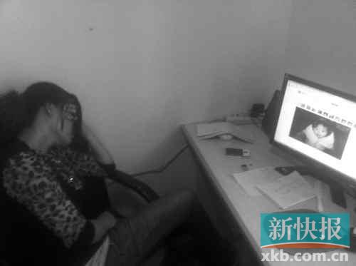 遇難孩子的母親向記者展示女兒生前的照片，一邊掩面而泣