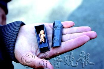 學生玩具市場亂象叢生:“詛咒卡”“小棺材”熱銷 學生玩具市場亂象叢生:“詛咒卡”“小棺材”熱銷