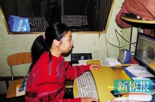 在狹小簡陋的住處，陳敏莉最專注的事情是通過網(wǎng)絡(luò)即時了解公益信息