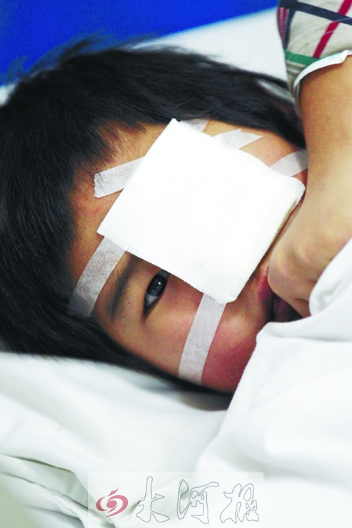 躺在病床上的小董，左眼痊愈的可能性不大