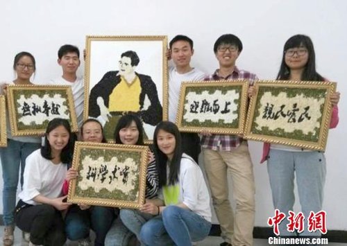 大學(xué)生們?yōu)榧o(jì)念焦裕祿，用黑豆、綠豆、大米等糧食在硬紙板上創(chuàng)作的糧食畫
