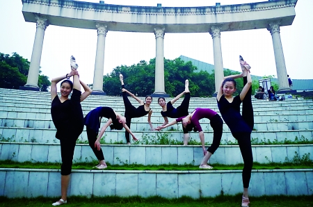 羅同學(xué)和舞蹈隊(duì)的幾位好姐妹在校園標(biāo)志景點(diǎn)羅馬廣場(chǎng)上擺拍