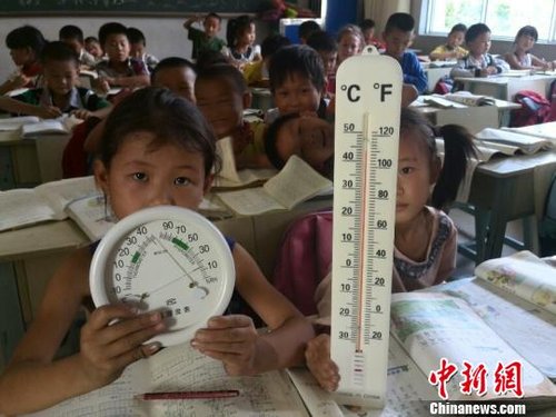 6月3日，下午四點(diǎn)，昆明市東川區(qū)因民鎮(zhèn)中心學(xué)校一年級(jí)教室溫度達(dá)到44℃