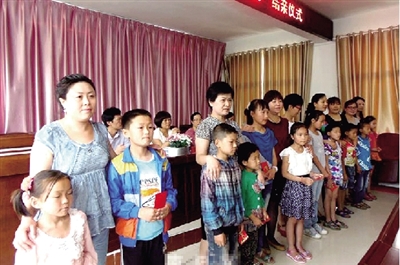 身后的“代理媽媽”，使留守兒童的身心有了依靠