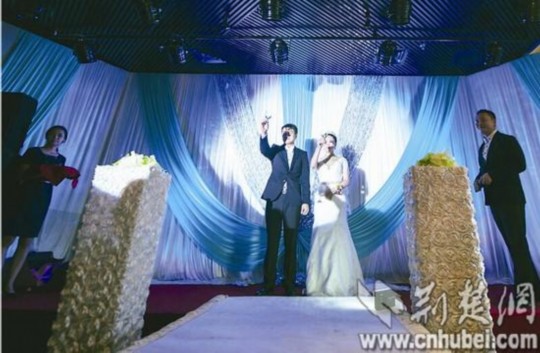 經(jīng)過執(zhí)著追求和3年戀愛，昨日，25歲的武漢小伙張巖終于娶回黑龍江姑娘張巖