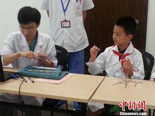 兒童暑期“職業(yè)體驗” 醫(yī)生、警察職業(yè)受熱捧