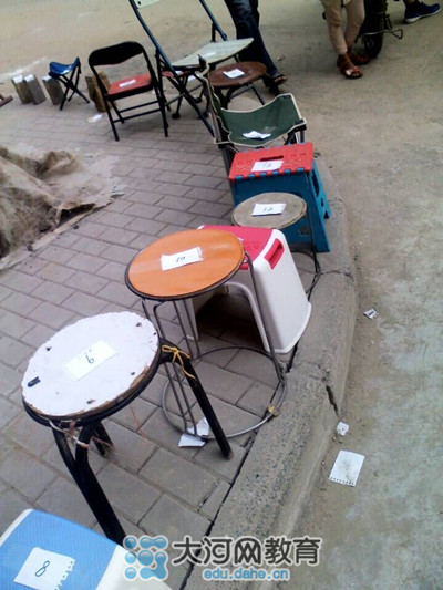 17號(hào)中午，鄭州市金水區(qū)實(shí)驗(yàn)小學(xué)就已經(jīng)開(kāi)始出現(xiàn)排隊(duì)等待報(bào)名的長(zhǎng)龍了！