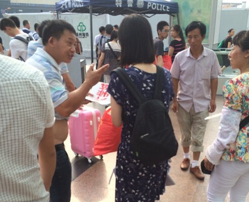 女大學(xué)生一出站，黑車的拉客仔就圍上招攬