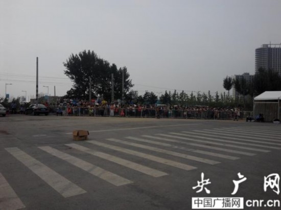 人才市場(chǎng)等待入場(chǎng)的人群 人才市場(chǎng)等待入場(chǎng)的人群