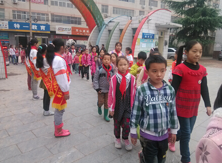 學(xué)生有秩序進校 學(xué)生有秩序進校