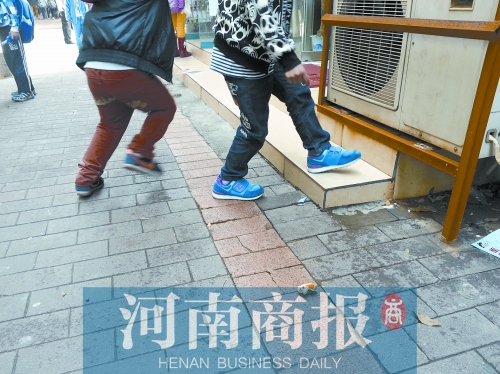 路邊，兩個小學生正在扔“臭屁炸彈