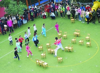 男老師帶著孩子們做游戲。