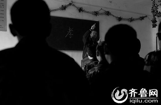 方光與其他癡迷網(wǎng)絡(luò)游戲的孩子一起，在重新認(rèn)識(shí)“孝”的含義