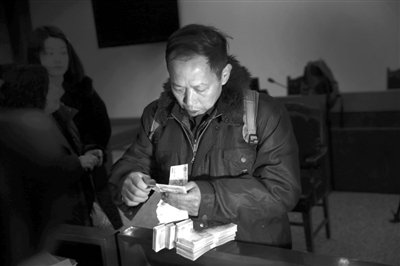 　昨日，從四川老家趕來的藍(lán)田忠，從房山法院執(zhí)行法官手里領(lǐng)到了自己的賠償款。他和15名工友在房山一煤礦