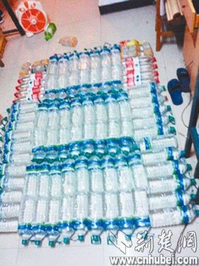 武漢學(xué)子曬避暑利器:飲料瓶自制水床霸氣外漏 武漢學(xué)子曬避暑利器:飲料瓶自制水床霸氣外漏