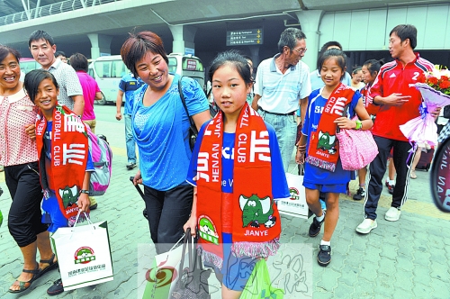 漯河臨潁小女足歸來 玫瑰雖小也鏗鏘 漯河臨潁小女足歸來 玫瑰雖小也鏗鏘