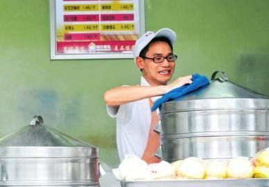 王宏在白果林一家包子鋪打工湊學費 王宏在白果林一家包子鋪打工湊學費