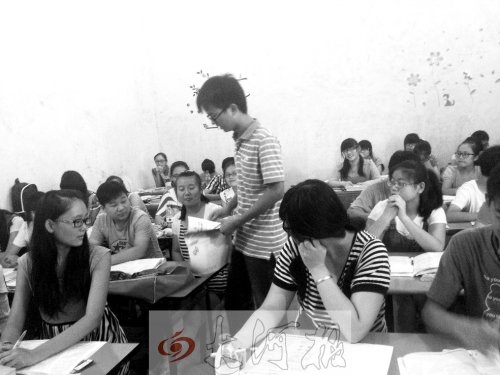 補習課上，馮昊怡不像老師，更像是學生們的同學。