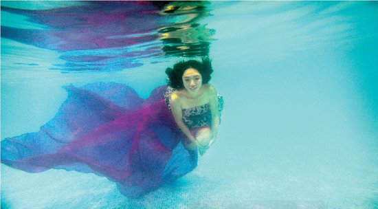 從水下拍的攝影作品充滿夢(mèng)幻效果，王笑笑如同藍(lán)色大海中的“美人魚”
