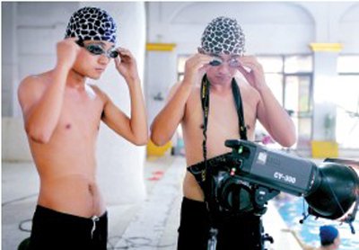 攝影師與助理帶上設(shè)備，準(zhǔn)備下水