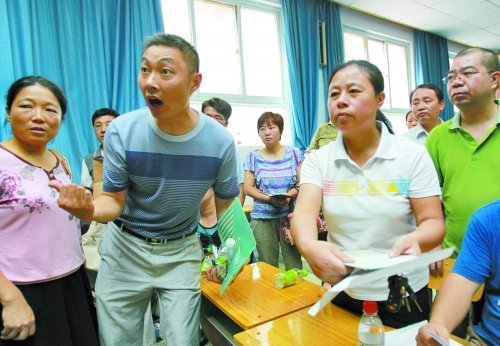 小升初“復(fù)議”現(xiàn)場，一些孩子被分得“遠(yuǎn)”的家長討說法