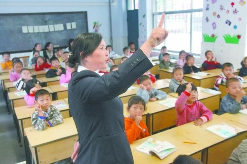 不到上小學(xué)年齡的孩子，只得在幼兒園復(fù)讀或者上“幼小銜接班”