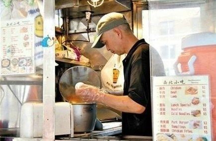 紐約哥大門口，顧客排長(zhǎng)隊(duì)買他的肉夾饃